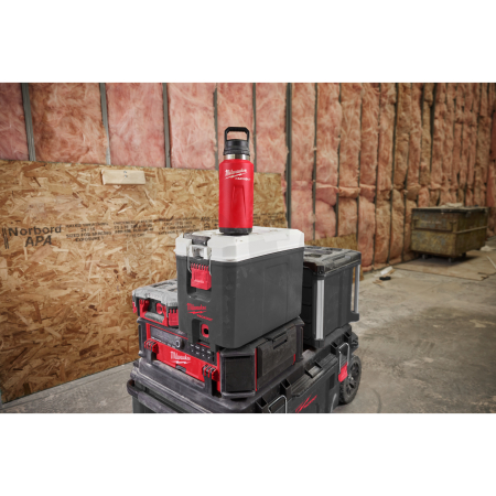 MILWAUKEE Packout™ láhev 1065 ml s víčkem - červená 4932493467
