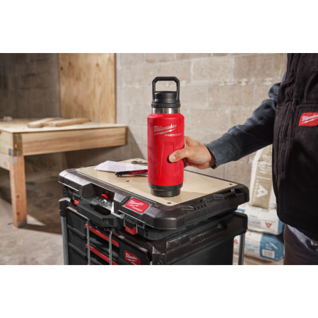 MILWAUKEE Packout™ láhev 1065 ml s víčkem - červená 4932493467