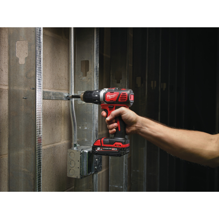 MILWAUKEE M18™ kompaktní vrtací šroubovák 4933443555