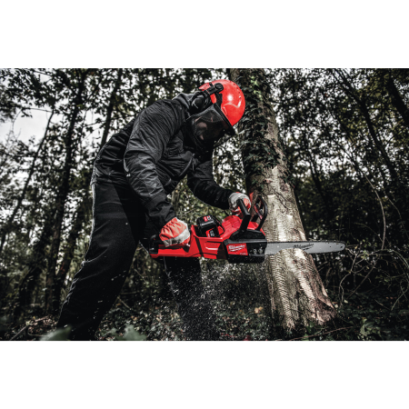 MILWAUKEE M18 FUEL™ řetězová pila s lištou 40 cm 4933464224