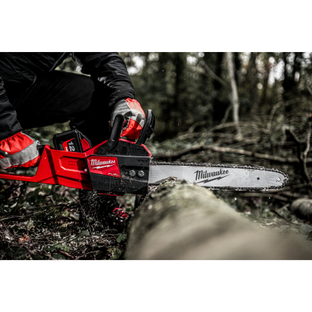 MILWAUKEE M18 FUEL™ řetězová pila s lištou 40 cm 4933464224