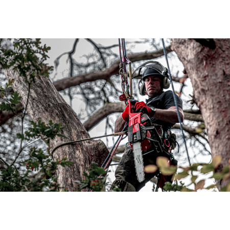 MILWAUKEE M18 FUEL™ řetězová pila s lištou 40 cm 4933464224