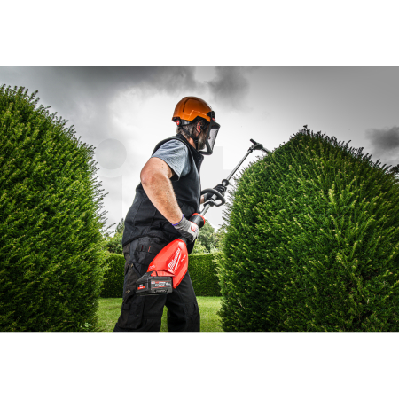 MILWAUKEE M18 FHETE22-802 M18 FUEL prodloužený tyčový plotostřih 216 cm 4933498516