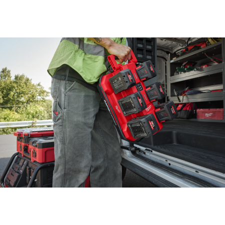 MILWAUKEE M18™ mobilní rychlonabíječka PACKOUT™ se šesti sloty 4932498551