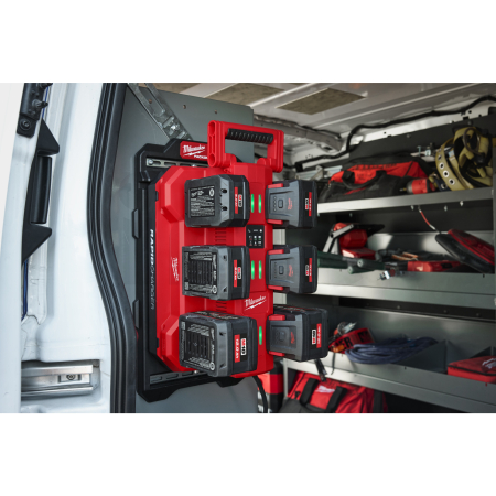 MILWAUKEE M18™ mobilní rychlonabíječka PACKOUT™ se šesti sloty 4932498551