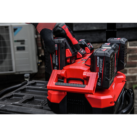 MILWAUKEE M18™ mobilní rychlonabíječka PACKOUT™ se šesti sloty 4932498551