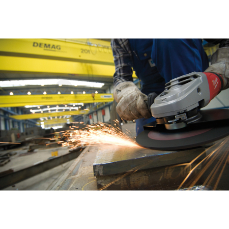 MILWAUKEE 2600W úhlová bruska s odpružením AVS a ochranou proti zpětnému rázu 4933402365