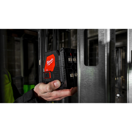 MILWAUKEE Zelený křížový laser na alkalické baterie 4933478753