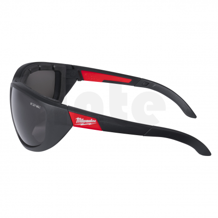 MILWAUKEE Vysoko výkonnostní ochranné brýle zatmavené s těsnící vložkou - 1ks 4932471886
