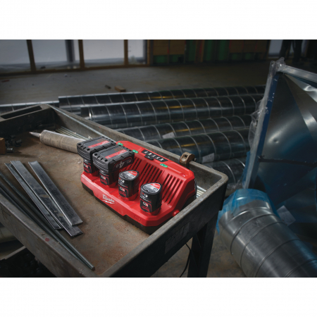 MILWAUKEE M12 C4 M12™ nabíječka s 4 porty 4932430555