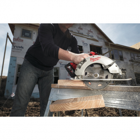 MILWAUKEE M18BLCS66-502X - M18™ 66 mm bezuhlíková okružní pila na dřevo a plast 4933464590