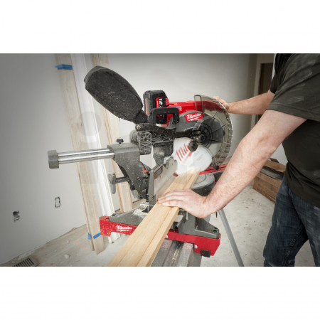 MILWAUKEE M18 FUEL™ ONE-KEY™  305 mm pokosová pila 4933471205