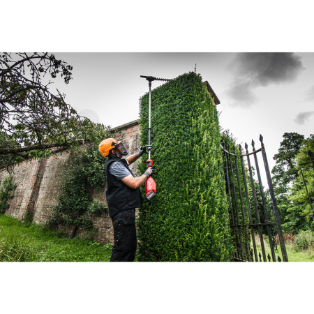 MILWAUKEE M18 FUEL™ prodloužený tyčový plotostřih 216 cm 4933498517