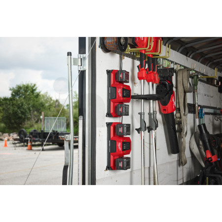 MILWAUKEE M18™ mobilní super nabíječka se dvěma sloty 4932498558