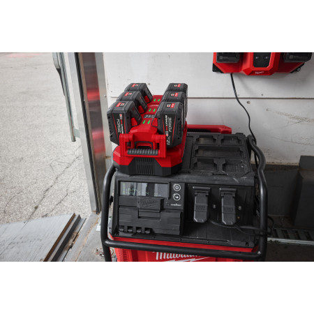 MILWAUKEE M18™ mobilní rychlonabíječka PACKOUT™ se šesti sloty 4932498552