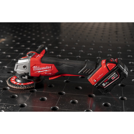 MILWAUKEE M18 FUEL™ ONE-KEY™ 125 mm úhlová bruska s kolébkovým spínačem 4933478435