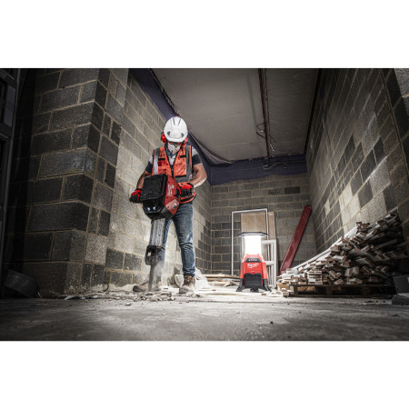 MILWAUKEE M18™ ONE-KEY™ LED kompaktní lampa s nabíječkou 4933459161