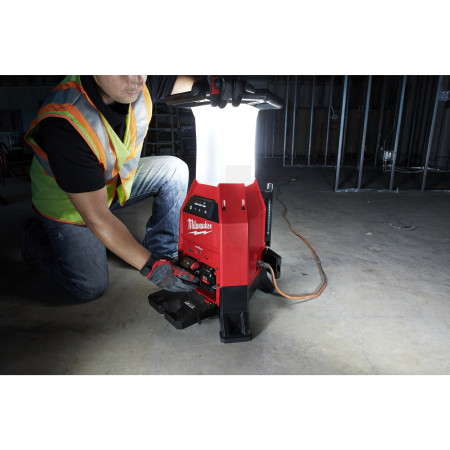 MILWAUKEE M18™ ONE-KEY™ LED kompaktní lampa s nabíječkou 4933459161