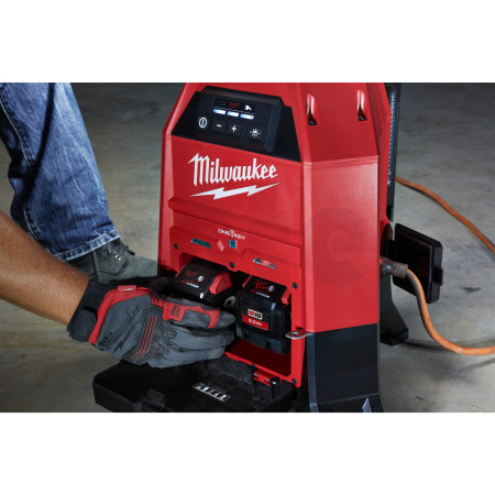 MILWAUKEE M18™ ONE-KEY™ LED kompaktní lampa s nabíječkou 4933459161