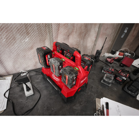 MILWAUKEE M18™ PACKOUT™ rychlonabíječka se šesti sloty 4932480163