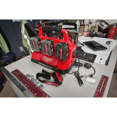 MILWAUKEE M18™ PACKOUT™ rychlonabíječka se šesti sloty 4932480163
