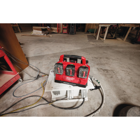MILWAUKEE M18™ PACKOUT™ rychlonabíječka se šesti sloty 4932480163