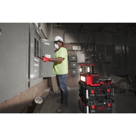MILWAUKEE M18™ PACKOUT™ Prostorové světlo a nabíječka 4933479583