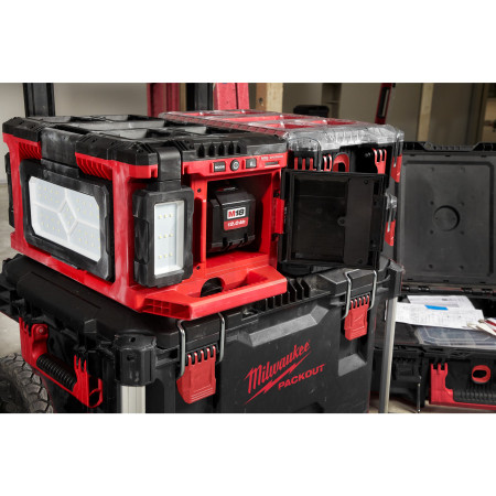 MILWAUKEE M18™ PACKOUT™ Prostorové světlo a nabíječka 4933479583