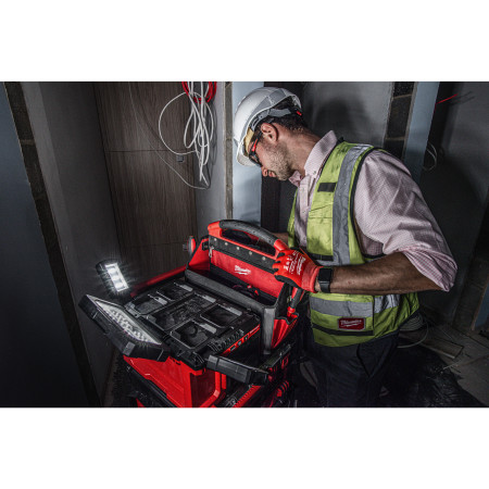 MILWAUKEE M18™ PACKOUT™ Prostorové světlo a nabíječka 4933479583