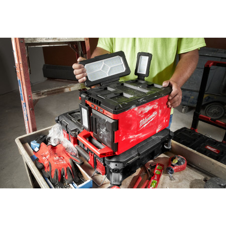 MILWAUKEE M18™ PACKOUT™ Prostorové světlo a nabíječka 4933479583