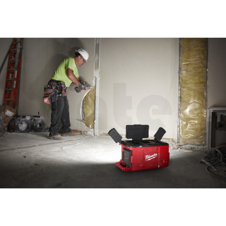MILWAUKEE M18™ PACKOUT™ Prostorové světlo a nabíječka 4933479583