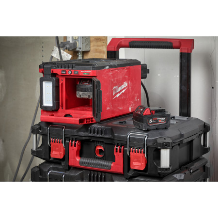 MILWAUKEE M18™ PACKOUT™ Prostorové světlo a nabíječka 4933479583