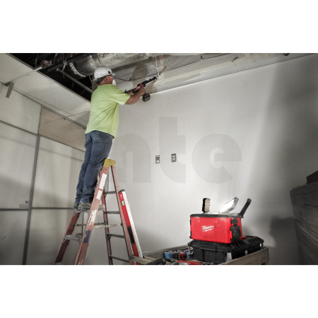 MILWAUKEE M18™ PACKOUT™ Prostorové světlo a nabíječka 4933479583