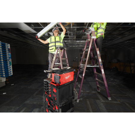 MILWAUKEE M18™ PACKOUT™ Prostorové světlo a nabíječka 4933479583