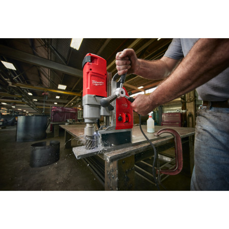 MILWAUKEE Magnetický vrtací stojan s elektromagnetem 4933451016
