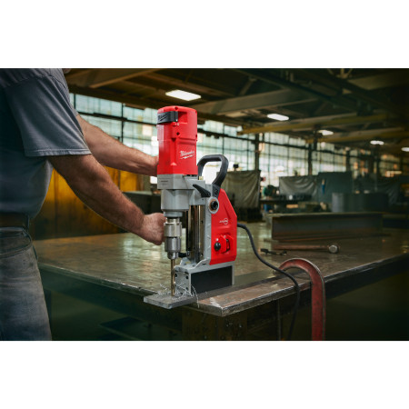 MILWAUKEE Magnetický vrtací stojan s elektromagnetem 4933451016