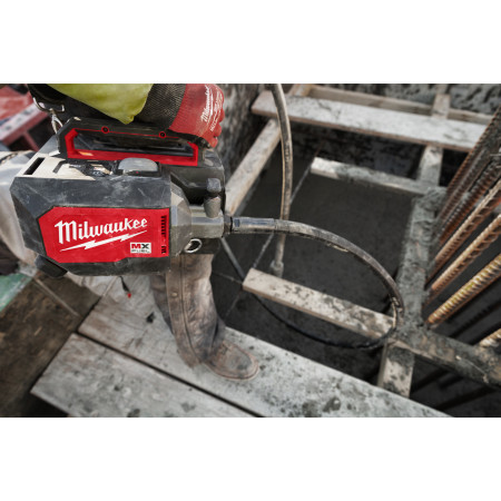 MILWAUKEE MX FUEL™ kufříkový ponorný vibrátor do betonu 4933479609
