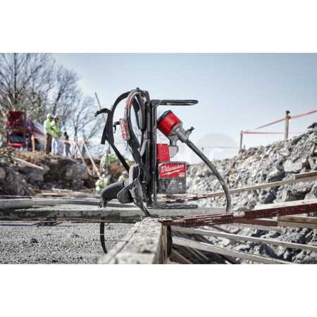 MILWAUKEE MX FUEL™ batohový ponorný vibrátor  do betonu 4933479592