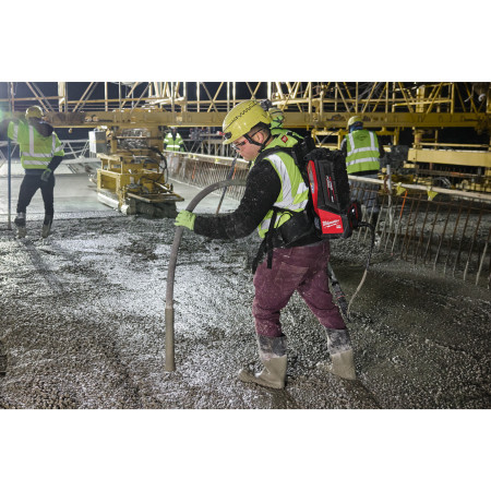 MILWAUKEE MXFCVHF-802 FUEL vysokofrekvenční vibrátor na beton, 2x Aku MXF XC608 + MXF SC 4933498133