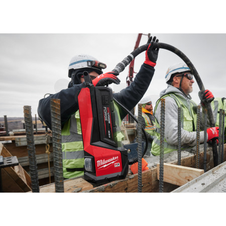 MILWAUKEE MXFCVHF-802 FUEL vysokofrekvenční vibrátor na beton, 2x Aku MXF XC608 + MXF SC 4933498133