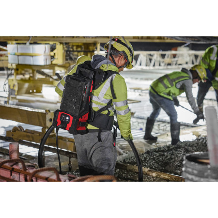 MILWAUKEE MXFCVHF-802 FUEL vysokofrekvenční vibrátor na beton, 2x Aku MXF XC608 + MXF SC 4933498133