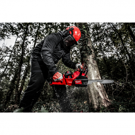 MILWAUKEE M18 FUEL™ řetězová pila s lištou 40 cm 4933464224