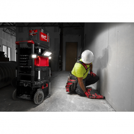 MILWAUKEE M18  POALC-0 PACKOUT prostorové světlo a nabíječka 4933478120