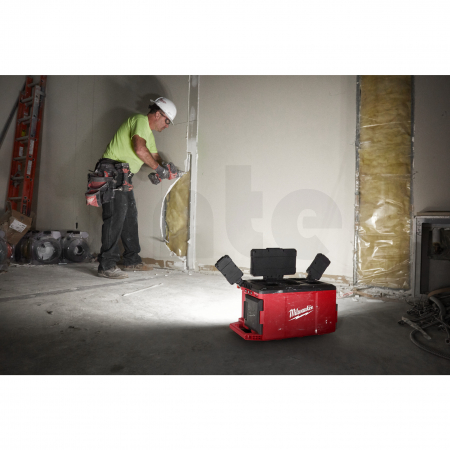 MILWAUKEE M18  POALC-0 PACKOUT prostorové světlo a nabíječka 4933478120