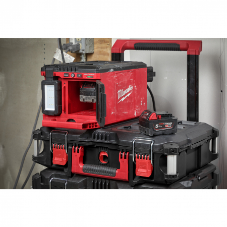 MILWAUKEE M18  POALC-0 PACKOUT prostorové světlo a nabíječka 4933478120