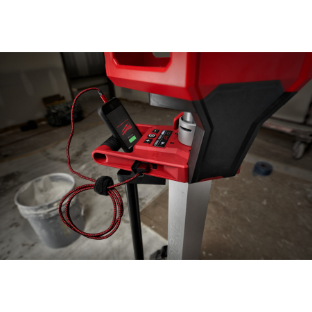 MILWAUKEE M18™ Vysoce výkonná stojanová svítilna s nabíječkou 4933478116