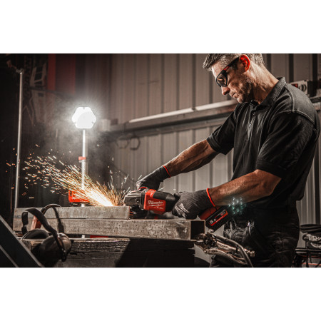 MILWAUKEE M18™ LED stojanová svítilna 4933451895