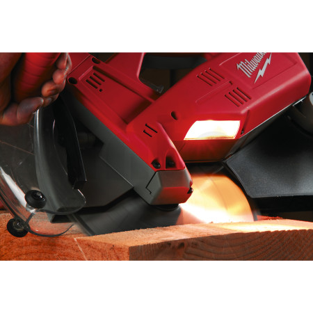MILWAUKEE 12˝ (305 mm) posuvná pokosová pila s duálním zkosením 4933433350