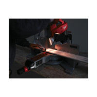 MILWAUKEE 12˝ (305 mm) posuvná pokosová pila s duálním zkosením 4933433350