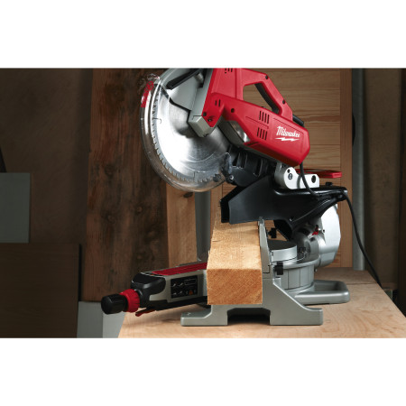 MILWAUKEE 12˝ (305 mm) posuvná pokosová pila s duálním zkosením 4933433350